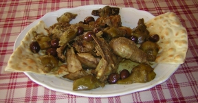 Agnello con carciofi e olive 