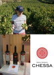 Nella foto Giovanna Chessa, durante la vendemmia del 2006. 