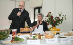 Il giornalista enogastronomo Angelo Concas, presenta le pietanze preparate dalle donne di Irgoli per la IV rassegna di Mandigos de Baronia 