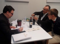 A sinistra,l’autore del Testo, Maurizio Valeriani, impegnato nella degustazioni di alcuni vini pugliesi 