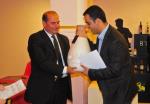 La foto, ritrae il presidente Pietrino Scanu che premia un componenente dell’Azienda Contini Di Cabras vincitrice in assoluto del primo premio con il vinoAntico Gregori Vernaccia di Oristano Doc 