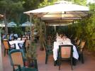 la sala del ristorante Luxia Arrabiosa nella sede estiva di Porto Pino