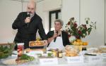 Il giornalista enogastronomo Angelo Concas, presenta le pietanze preparate dalle donne di Irgoli per la IV rassegna di Mandigos de Baronia 