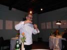 Massimo Bottura mentre spiega i suoi piatti