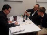 A sinistra,l’autore del Testo, Maurizio Valeriani, impegnato nella degustazioni di alcuni vini pugliesi 